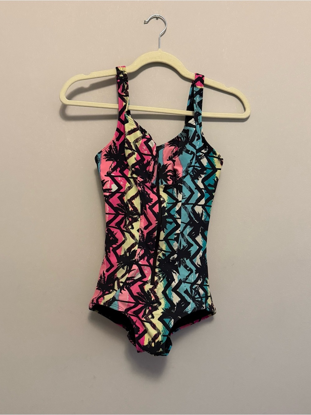 Women’s Junior Multicolor One-Piece Swimsuit - Bold Zigzag Palm Print